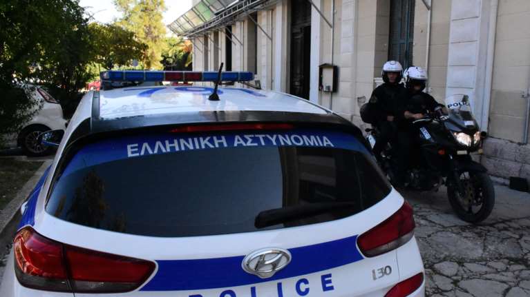 Βέροια: Ρομά επιτέθηκαν με βαριοπούλα εναντίον αστυνομικών - Για να μην συλληφθεί συγγενής τους