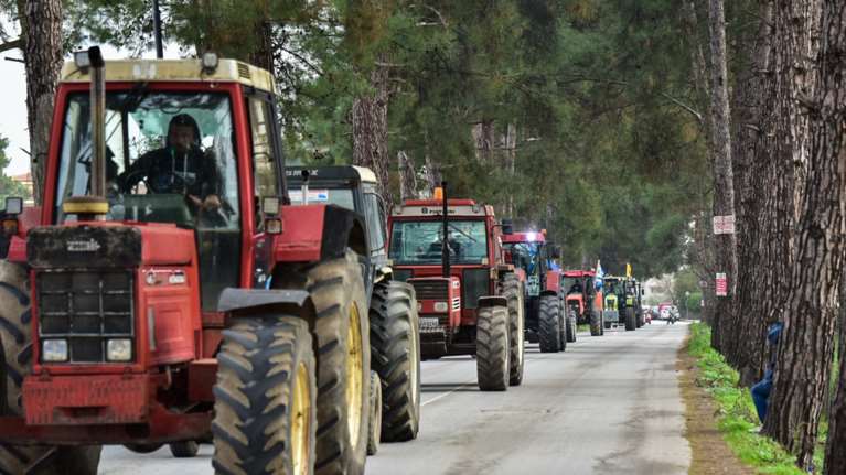 Κλιμακώνονται τα αγροτικά μπλόκα σε όλη τη χώρα - Κλειστοί δρόμοι - Τι συμβαίνει ανά περιοχή