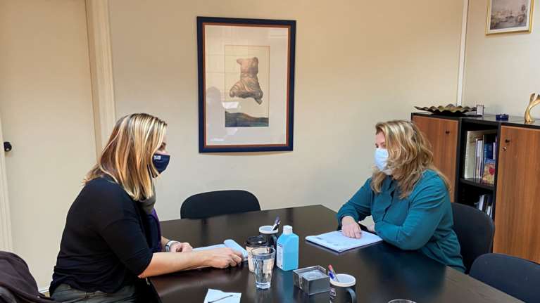 Συνάντηση Μπεκατώρου με την υφ. Εργασίας Μαρία Συρεγγέλα: &quot;Να σπάσει ο κύκλος της σιωπής&quot;