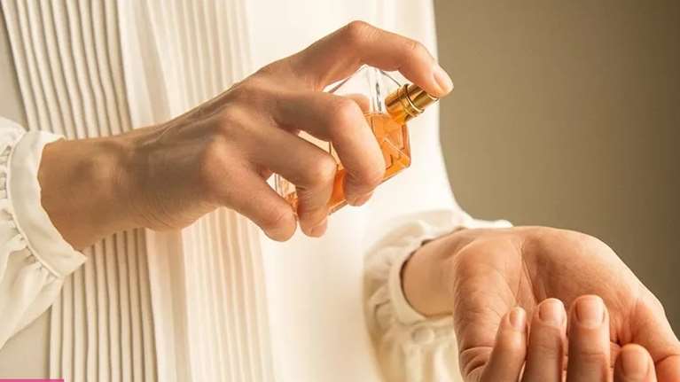 "Πώς να μυρίζω όμορφα όλη μέρα;" Το pro tip που θα σε κάνει να μοσχοβολάς από το πρωί μέχρι το βράδυ