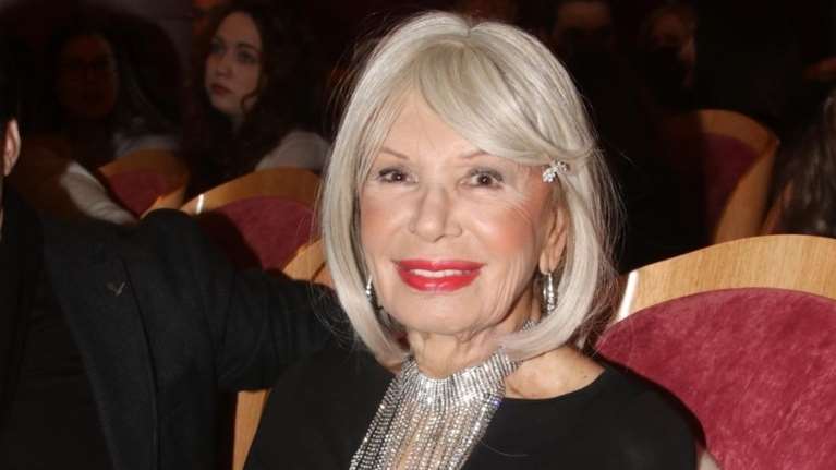 Πριν 70 χρόνια, η Ρίκα Διαλυνά μαγεύει τα Μις Υφήλιος φορώντας δώρο της Σοφίας Βέμπο