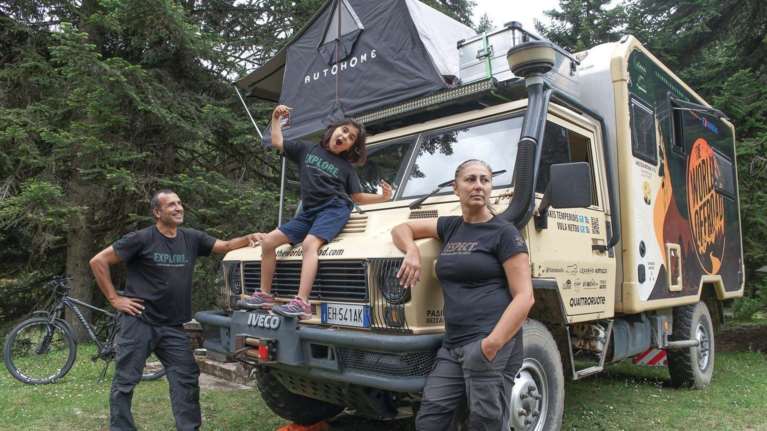 Η οικογένεια από τη Θεσσαλονίκη που ταξιδεύει σε όλο τον κόσμο στην εποχή του κορονοϊού [Βίντεο-Εικόνες]