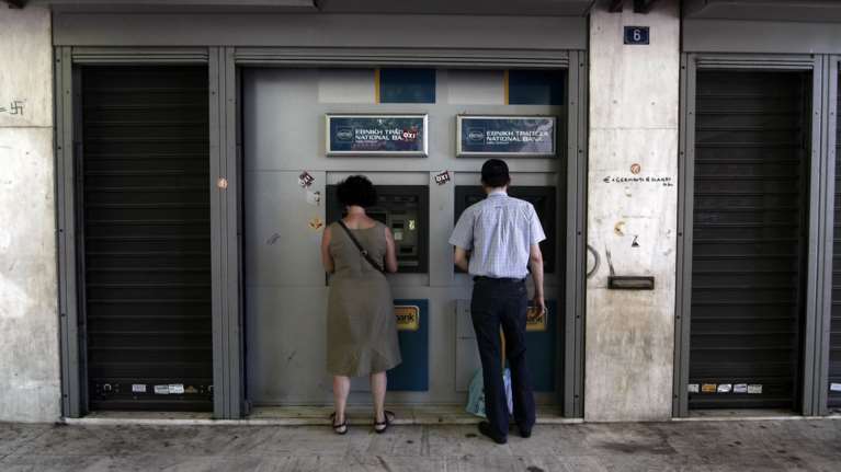 Τι συμβαίνει με τις γονικές παροχές και τους κοινούς τραπεζικούς λογαριασμούς- Πότε ισχύει το αφορολόγητο