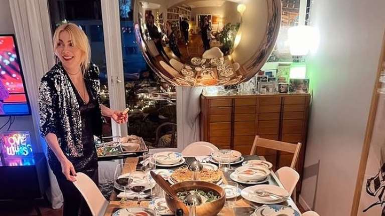 Σμαράγδα Καρύδη: Άνοιξε το υπέροχο διαμέρισμά της στη Διονυσίου Αεροπαγίτου για μία ξεχωριστή γιορτή