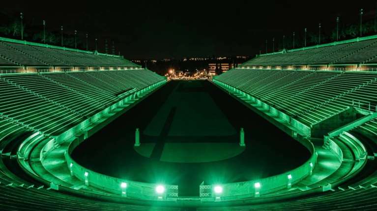 Ο εντυπωσιακός πράσινος φωτισμός στο Καλλιμάρμαρο για την ημέρα του Αγίου Πατρικίου [εικόνες+ βίντεο]