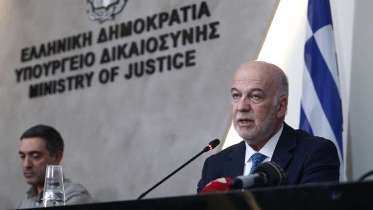 Αναβολή επ΄αόριστον για τον γάμο των ομόφυλων ζευγαριών: Δεν υπάρχει τέτοιο θέμα στο υπουργείο Δικαιοσύνης, λέει ο Φλωρίδης