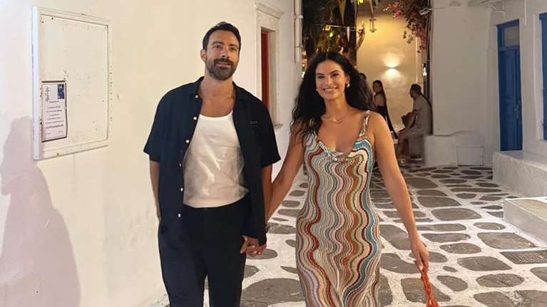 Ο Σάκης Τανιμανίδης απαθανατίζει τη Χριστίνα Μπόμπα να παίζει κουτσό με τις κόρες τους | Η φωτογραφία με τη Ματούλα Τανιμανίδη