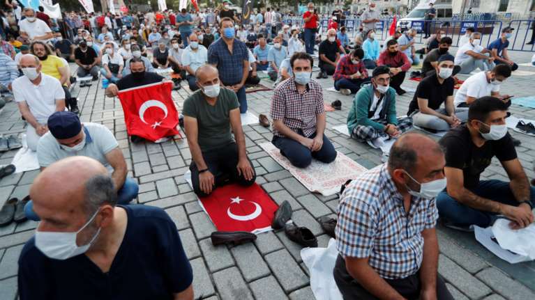 Αγιά Σοφιά: Η φιέστα, οι &quot;προσκυνητές&quot; τα συνθήματα, οι σέλφι και τα ασορτί χαλιά προσευχής [εικόνες]