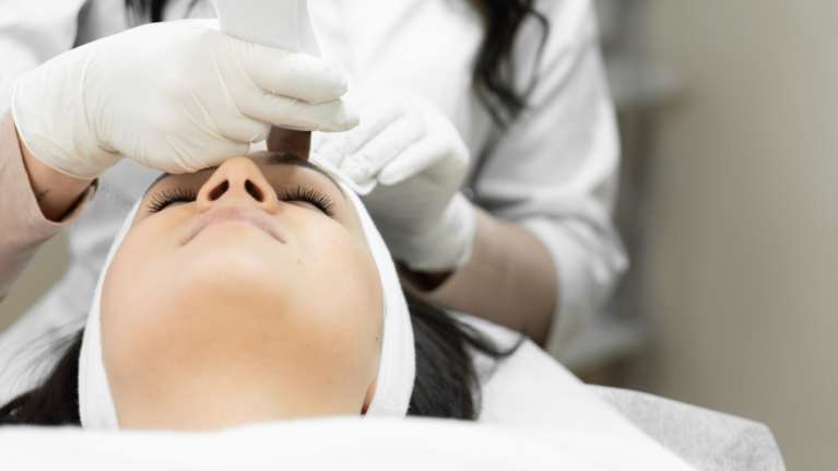 Καταγγελία για κέντρο αισθητικής: Την έπεισαν να κάνει θεραπεία και της άρπαξαν από την κάρτα τη σύνταξη