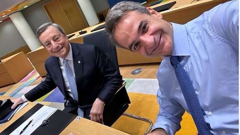 Με σέλφι το αντίο Μητσοτάκη σε Ντράγκι: Προνόμιο να κάθομαι δίπλα σου, τα καλύτερα Μάριο στις μελλοντικές σου προσπάθειες