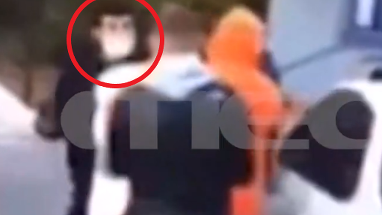 Θεσσαλονίκη: Η στιγμή της επίθεσης των νεαρών στους αστυνομικούς - Τους χτυπούν στο πρόσωπο και τους ρίχνουν στο έδαφος [Βίντεο]