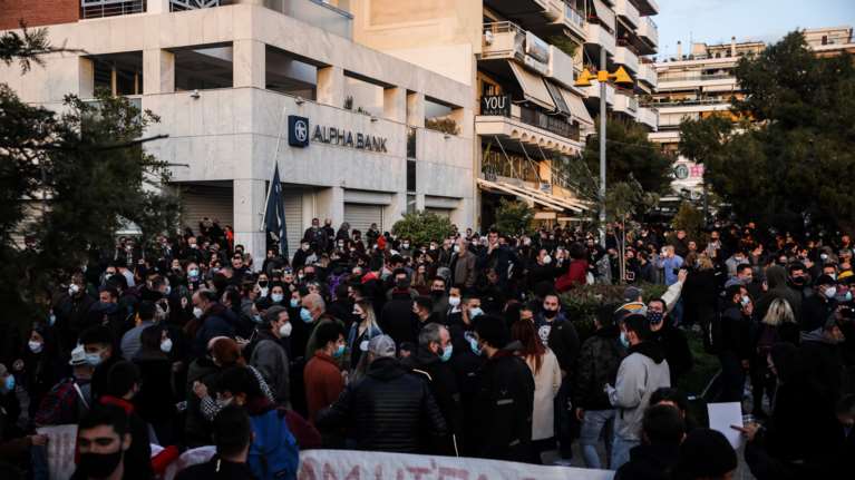 ΝΔ για την αύξηση κρουσμάτων κορονοϊού στην Νέα Σμύρνη: Γιατί ο ΣΥΡΙΖΑ συνεχίζει να στηρίζει τις συγκεντρώσεις;