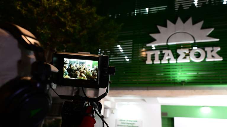 Σφοδρή επίθεση ΠΑΣΟΚ σε ΝΔ: Επιχειρεί να &quot;ξεπλύνει&quot; τις ευθύνες του Καραμανλή με τη νομική αρωγή των γνωστών &quot;προθύμων&quot;