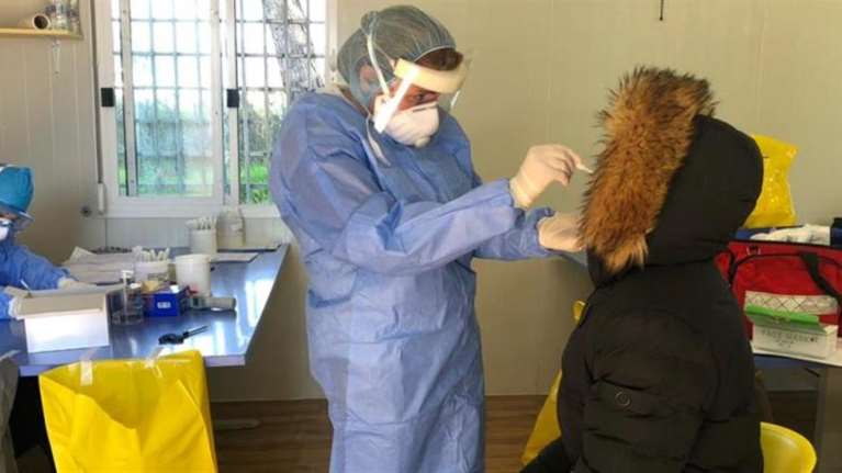 Κλιμάκια του ΕΟΔΥ στις δομές Ριτσώνας και Μαλακάσας: Εξετάστηκαν 150 άτομα