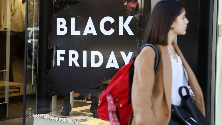 Η ψυχολογία της Black Friday: Oι 2 παράγοντες που επηρεάζουν τις αγορές μας