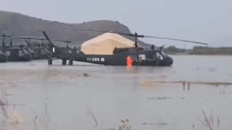 Πλημμύρισε η αεροπορική βάση στο Στεφανοβίκειο - &quot;Βούλιαξε&quot; ελικόπτερο [Βίντεο]