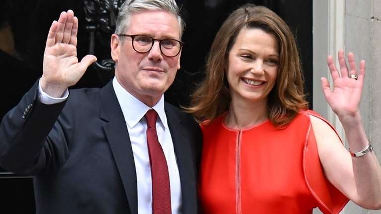 Βικτόρια Στάρμερ: Sold out μέσα σε 48 ώρες το κόκκινο φόρεμα της Πρώτης κυρίας της Βρετανίας