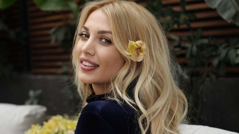 Η Κωνσταντίνα Σπυροπούλου με το luxury και πιο ιδιαίτερο τζιν παντελόνι που έχουμε δει τελευταία