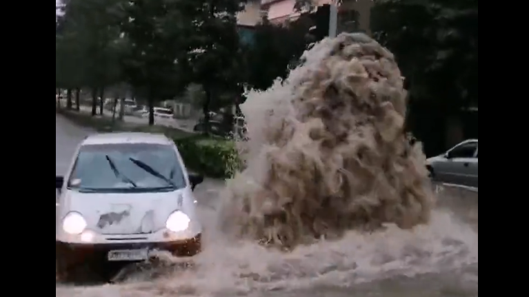 Kακοκαιρία &quot;Μπάλλος&quot;: &quot;Σιντριβάνι&quot; από τη νεροποντή στη μέση του δρόμου στην Καλλιθέα [Βίντεο]