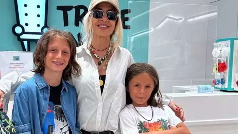 Νέστορας Πανουργιάς; Ο μικρός γιος της Σοφίας Καρβέλα ποζάρει σαν ροκ σταρ με την Άννα Βίσση