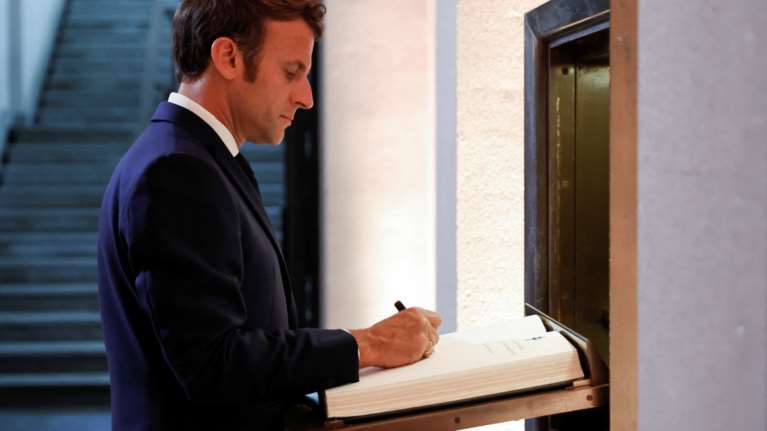 Γαλλία: Ο Μακρόν προσπαθεί να εξασφαλίσει υποστήριξη - Σε 8 ημέρες το πρώτο μεγάλο τεστ στη Βουλή