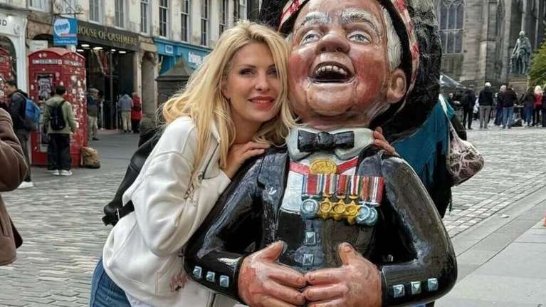 Η Ελένη Μενεγάκη ποζάρει σε χειμερινό mood στο Εδιμβούργο