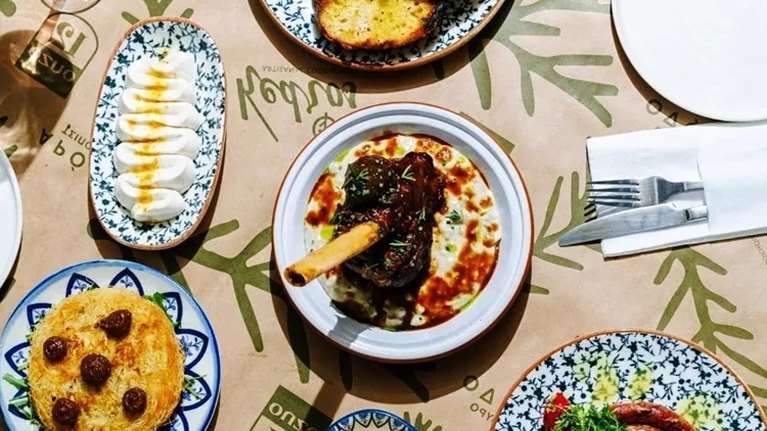 Μία από τις πιο φρέσκες ταβέρνες της Αθήνας σερβίρει ιστορία ελληνικής γεύσης σε μια γειτονιά outsider