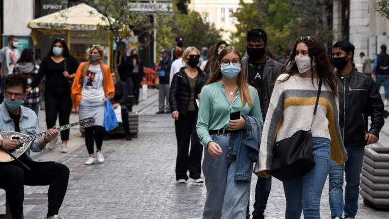 Κορονοϊός: Δεκαοκτώ συλλήψεις, 53 παραβάσεις λειτουργίας καταστημάτων, 278 για μετακίνηση και 1.202 για μη χρήση μάσκας σε μία μέρα