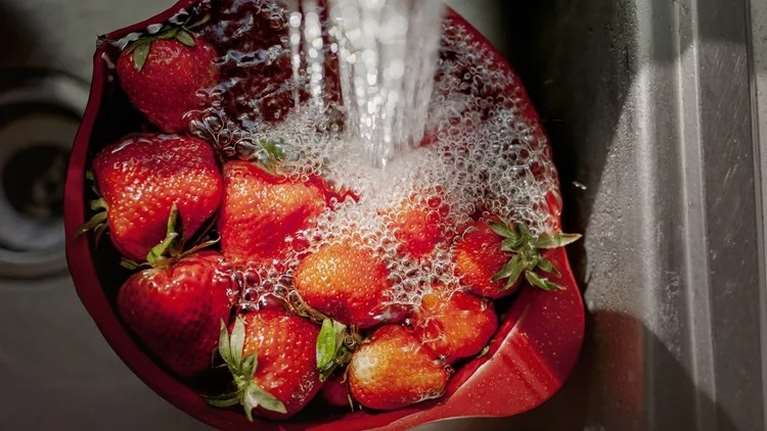 Μόνο το νερό δεν φτάνει: To hack για να φύγουν τα φυτοφάρμακα από τα φρούτα