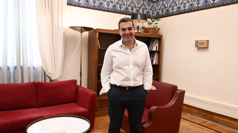 Στο Παρίσι ο Αλέξης Τσίπρας: Συναντήσεις με Ολάντ, Πικετί, Ζούκμανφ