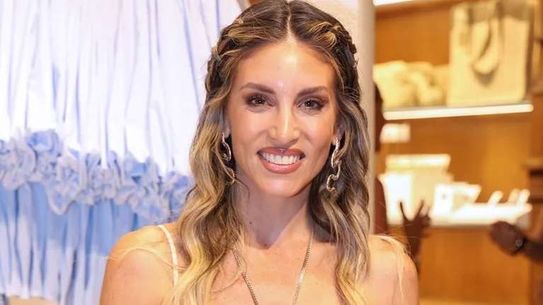 Η Αθηνά Οικονομάκου φόρεσε τα πιο αμφιλεγόμενα παπούτσια του καλοκαιριού