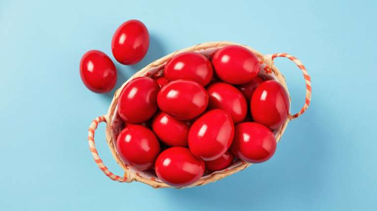 Πάσχα - Βάψιμο αυγών: Πέντε μυστικά tips για τέλεια κατακόκκινα αυγά