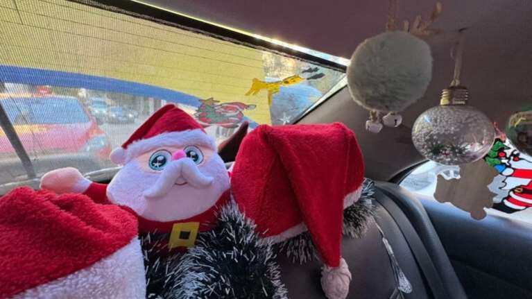 Το πιο χριστουγεννιάτικο ταξί κυκλοφορεί στους δρόμους της Αθήνας: Οι πελάτες ανοίγουν την πόρτα και αιφνιδιάζονται