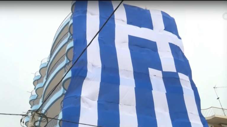 Στο Κερατσίνι απλώθηκε η μεγαλύτερη ελληνική σημαία - Κάλυψε ολόκληρη την πλευρά πολυκατοικίας [βίντεο]