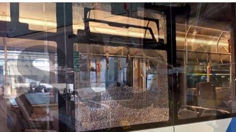 Eπίθεση με πέτρες σε λεωφορεία στη Φυλή: Σπασμένα τζάμια και τρομοκρατημένοι επιβάτες - &quot;Φοβάμαι όταν μπαίνω κυρίως αν είναι νύχτα&quot;