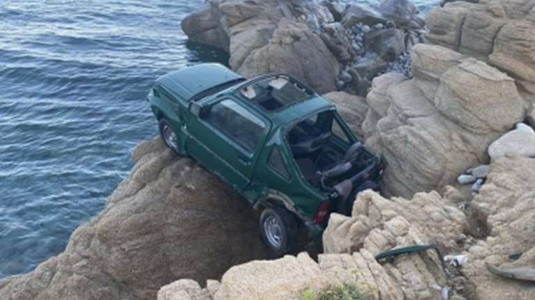 Μύκονος: Σκοτώθηκε 18χρονη σε τροχαίο - Στα βράχια δύο αυτοκίνητα [εικόνες]