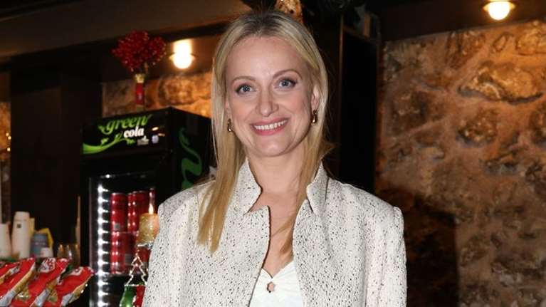 Η Λένα Δροσάκη φόρεσε ένα ιδιαίτερο φόρεμα με prints ιδανικό για το καλοκαίρι