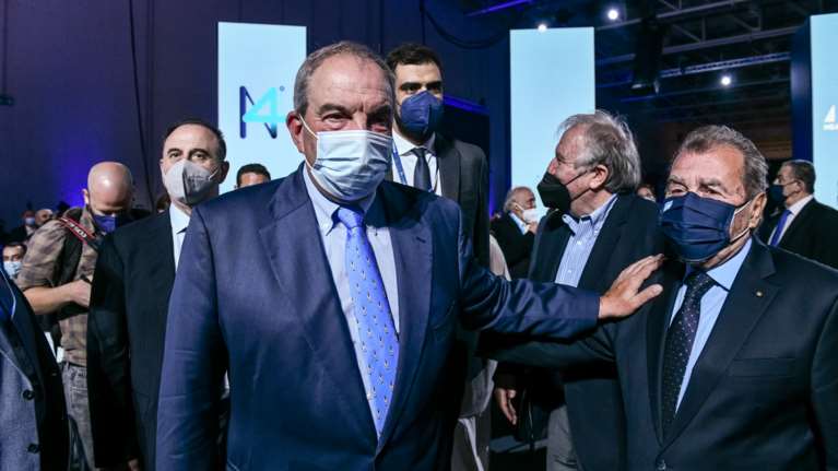 Συνέδριο ΝΔ: Έκλεψε την παράσταση η γραβάτα με τσολιαδάκια του Κώστα Καραμανλή [Εικόνες]