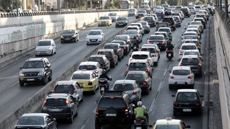 Μετ' εμποδίων και την Τρίτη η κίνηση στους δρόμους: Πού έχει μποτολιάρισμα - Δείτε live