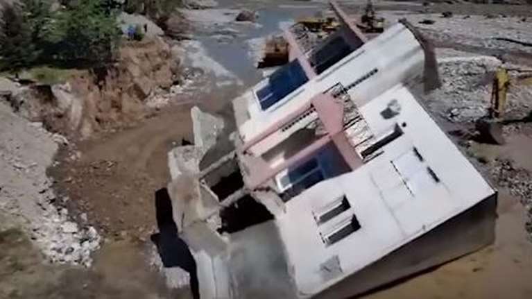 Μουζάκι Καρδίτσας: Γυμναστήριο κατέρρευσε σαν χαρτόκουτο και έπεσε στο ποτάμι  - Σοκαριστικό βίντεο