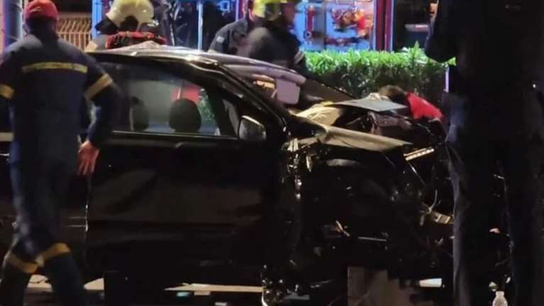 Τροχαίο στη Λεωφόρο Ποσειδώνος με δύο σοβαρά τραυματίες - Η γυναίκα εκτινάχθηκε από το ΙΧ [βίντεο]