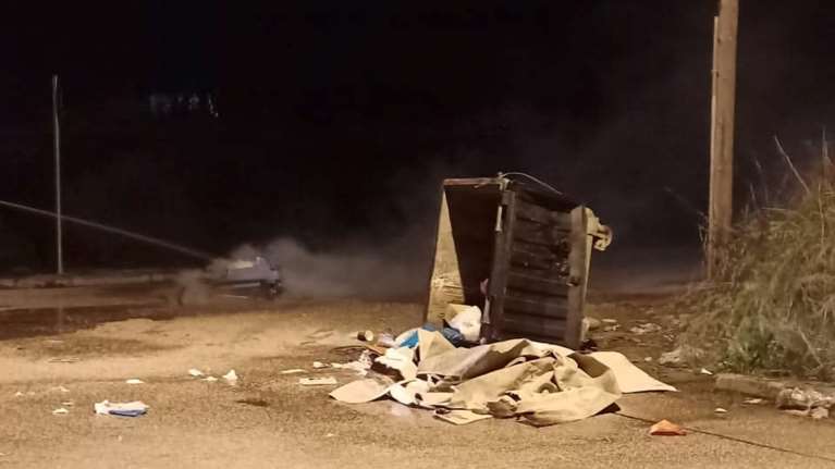 Ενταση με ρομά στο Αγρίνιο: Καίνε λάστιχα και κάδους [Βίντεο-Εικόνες]