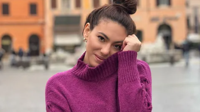 Η Ευρυδίκη Βαλαβάνη στην πασαρέλα, λίγες εβδομάδες μετά την ανακοίνωση της εγκυμοσύνης της