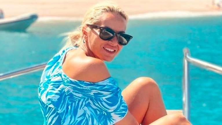 Μαρία Μπεκατώρου: Με ασημί τοπ και μαύρο παντελόνι στη Μύκονο