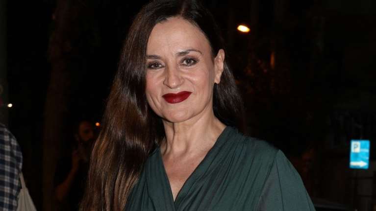 Η Καρυοφυλλιά Καραμπέτη υιοθέτησε το πιο στυλάτο κούρεμα για κάθε γυναίκα άνω των 60