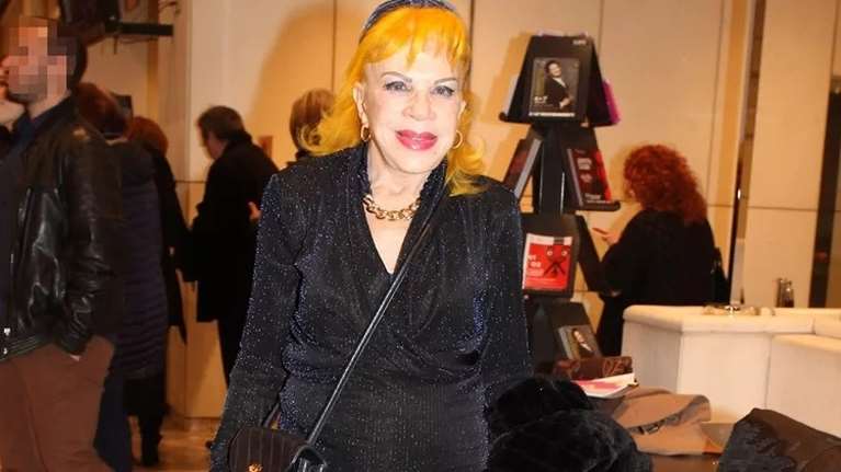 Η Μαριγώ Λαιμού Πατίτσα "τόλμησε" την πιο νεανική τάση: Η εμφάνιση με suede πέδιλα και καλσόν