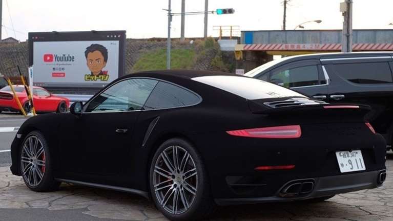 Έτσι βάφεται η πιο μαύρη Porsche 911 στον κόσμο [βίντεο]