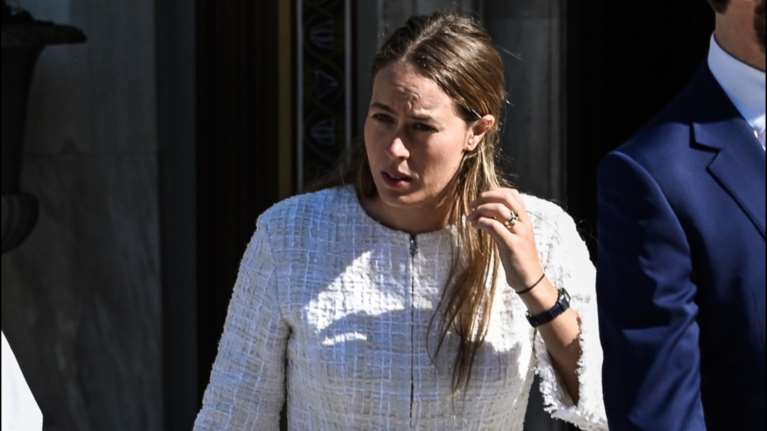 Νίνα Φλορ: Η εμφάνιση στο Μιλάνο με το Chanel tweed φόρεμα που είχε φορέσει στην Αθήνα λίγο πριν τον γάμο της