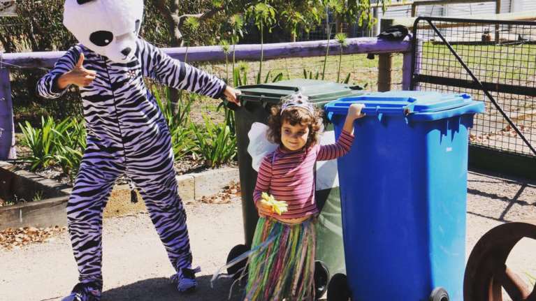 Πετώντας τα σκουπίδια σου με στιλ ή χιούμορ: Αυτό είναι το παιχνίδι που παίζουν οι &quot;κορονοϊόπληκτοι&quot; ανά τον κόσμο