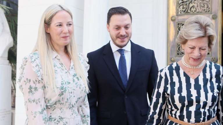 Θεοδώρα Ντε Γκρες: Στο πλευρό της μητέρας της Άννας Μαρίας στην Πλάκα - Με φλοράλ φούστα